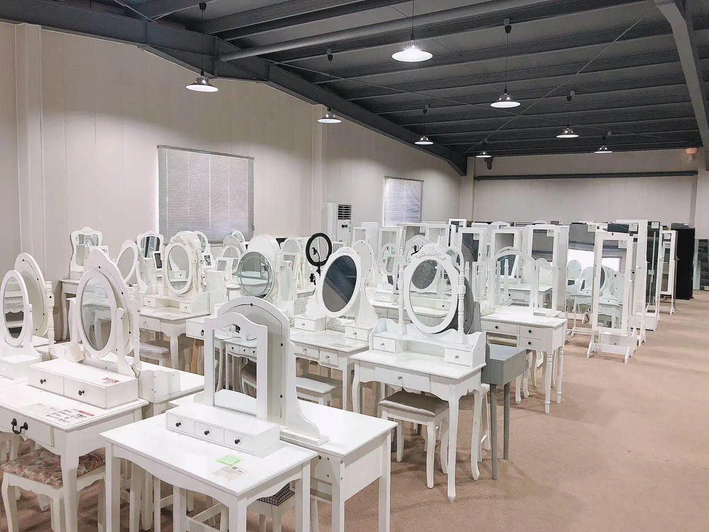 KTX-169107 Extendable Brown Wooden Dining Table for Versatile Home Dining Solutions