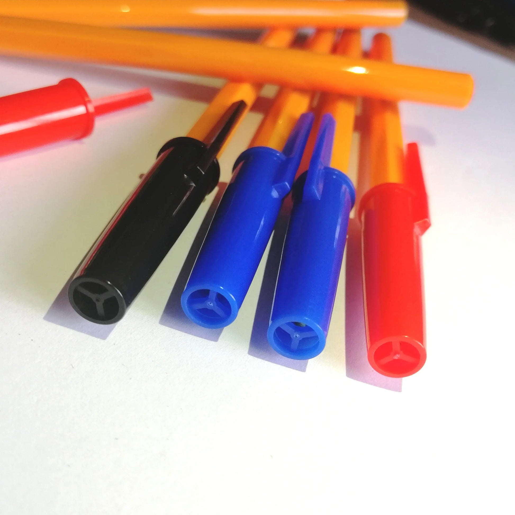 KTX-978515 Plastic Stick Ballpoint Pens for Office and School Use
