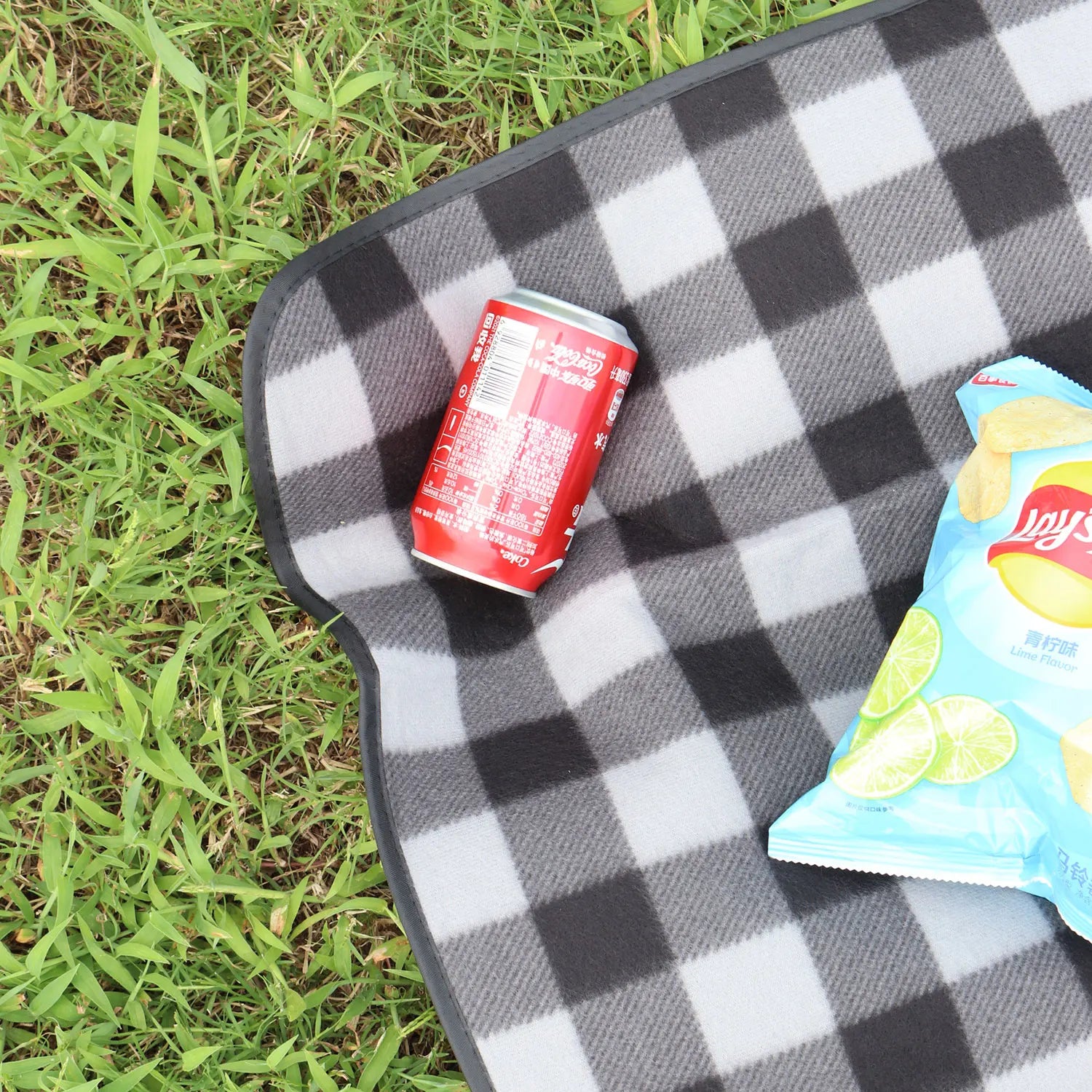 KTX-742611 Large Waterproof Picnic Mat - Thick, Roll-Up, Padded Outdoor Blanket for Beach and Outdoor Use