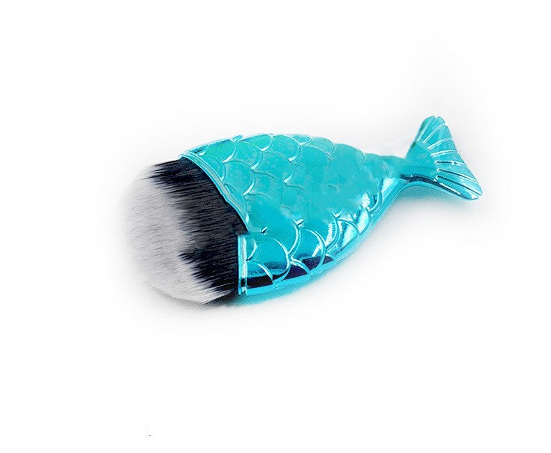 KTX-597587 Fishtail Makeup Brush with Short Plastic Handle and Soft Artificial Fiber Bristles