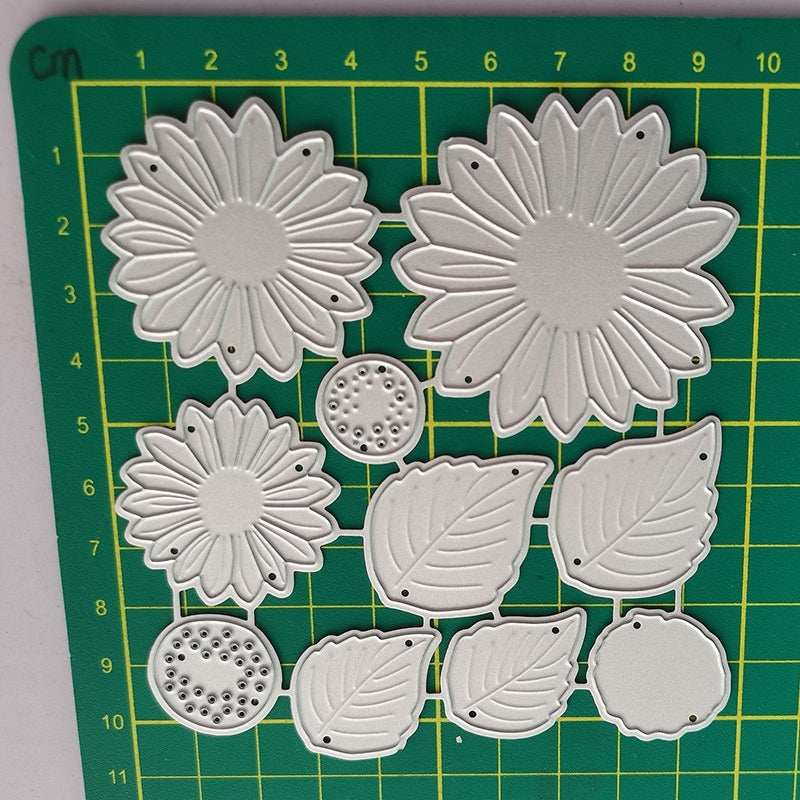 KTX-009683 Flower Combination Carbon Steel Knife Mold for Home Use, 100 x 108mm, European Style