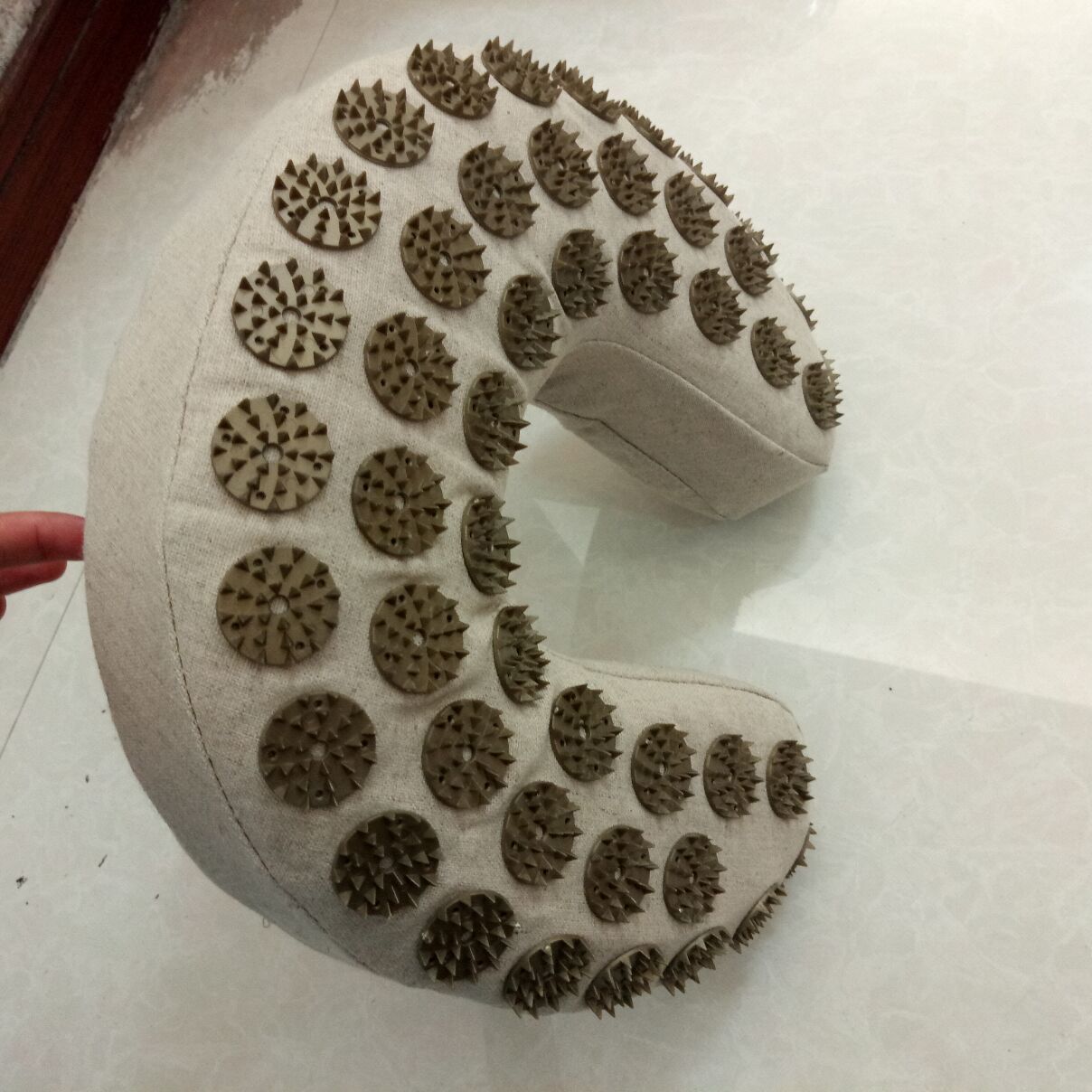 KTX-011987 Organic Linen U-Shaped Acupuncture Pillow for Neck Support