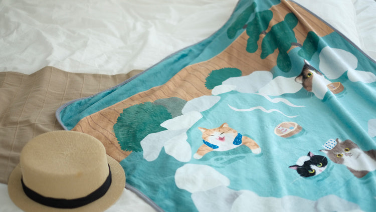 KTX-076691 Japanese Cartoon Cat Flannel Air Conditioner Blanket - Mint Hot Spring Design, 150cm x 100cm