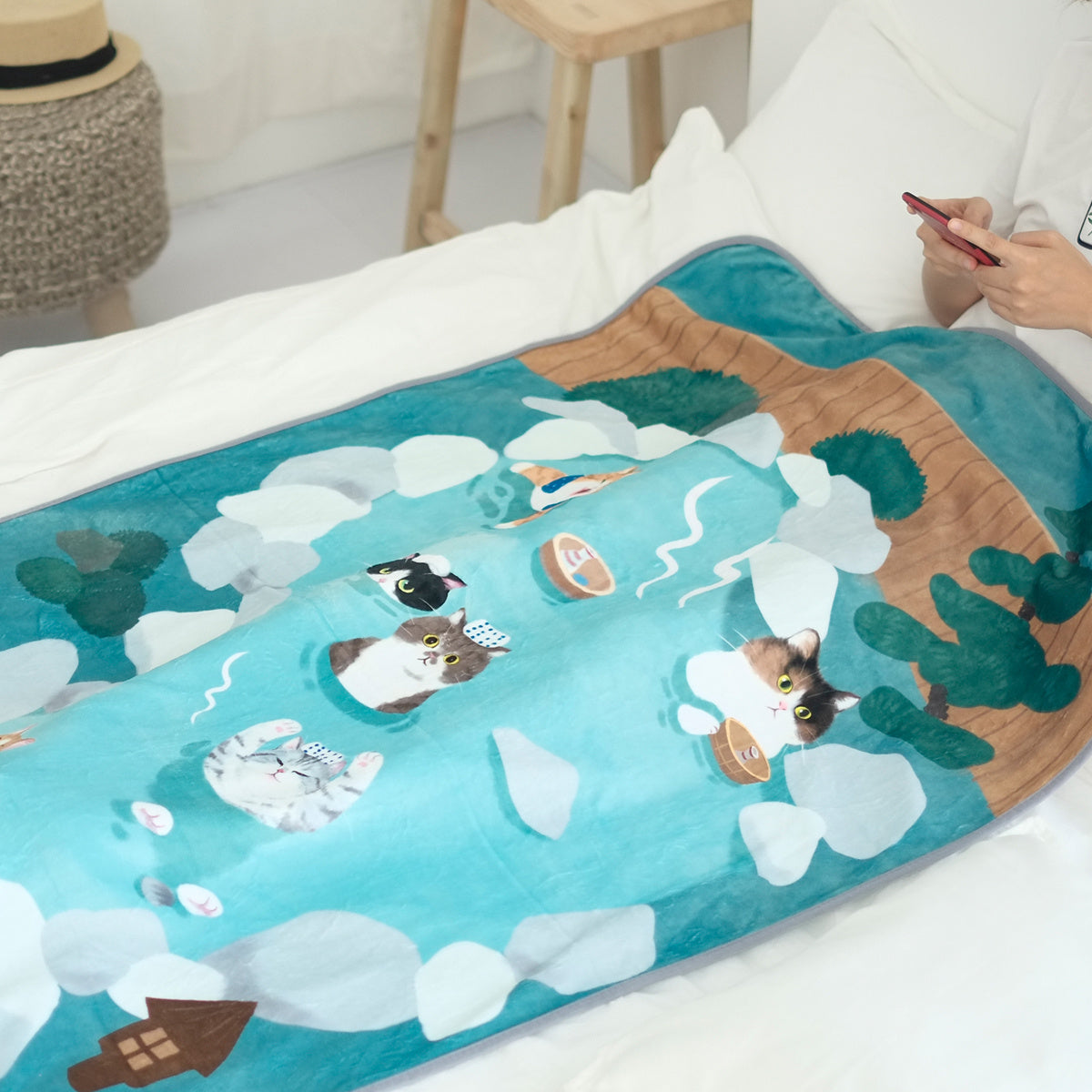 KTX-076691 Japanese Cartoon Cat Flannel Air Conditioner Blanket - Mint Hot Spring Design, 150cm x 100cm