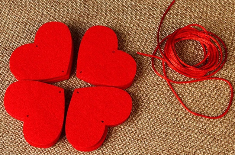 KTX-340691 DIY Non-Woven Flower Heart Curtain with 16 Hearts and 3-Meter Red Rope