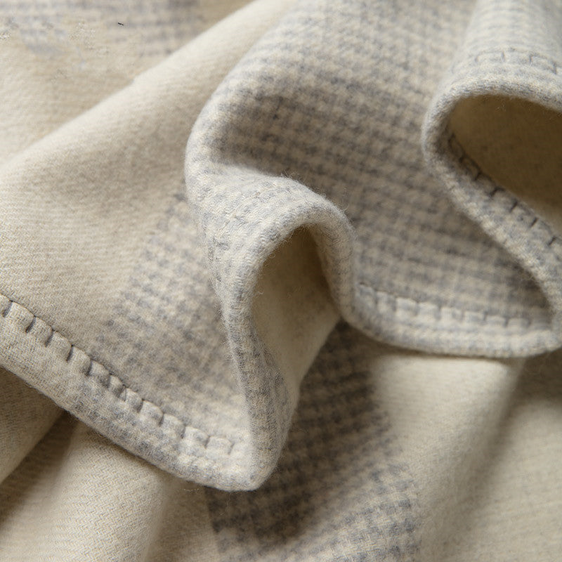 KTX-346067 Elegant White Wool Blanket - Cozy for Sofa, Nap, Office, and Air Conditioning Use (130x180cm)