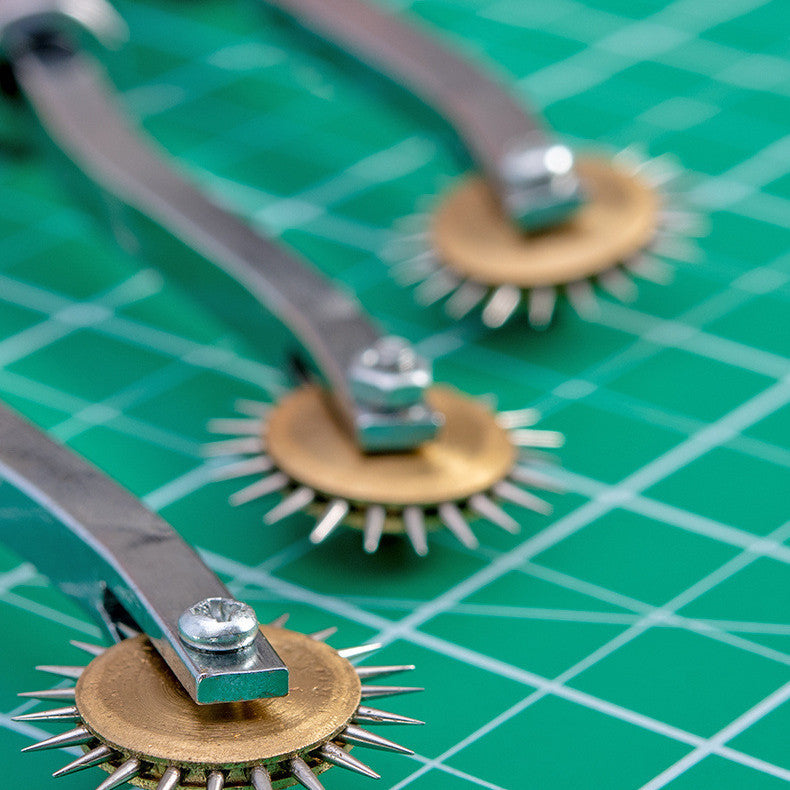 KTX-439123 Crimping Wheel Tool with Wooden Handle for Paper, Fabric, and Leather