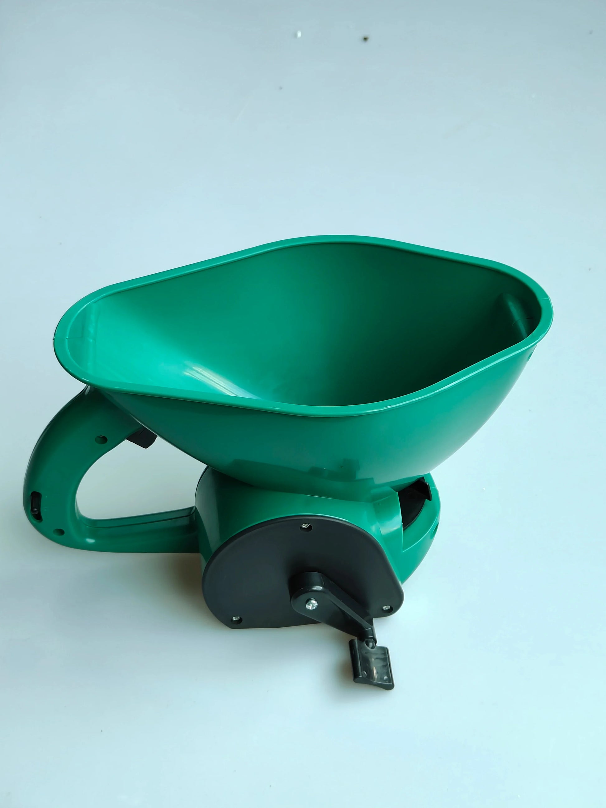 KTX-475859 Handheld 1.5L Seed and Fertilizer Spreader for Efficient Lawn and Garden Care