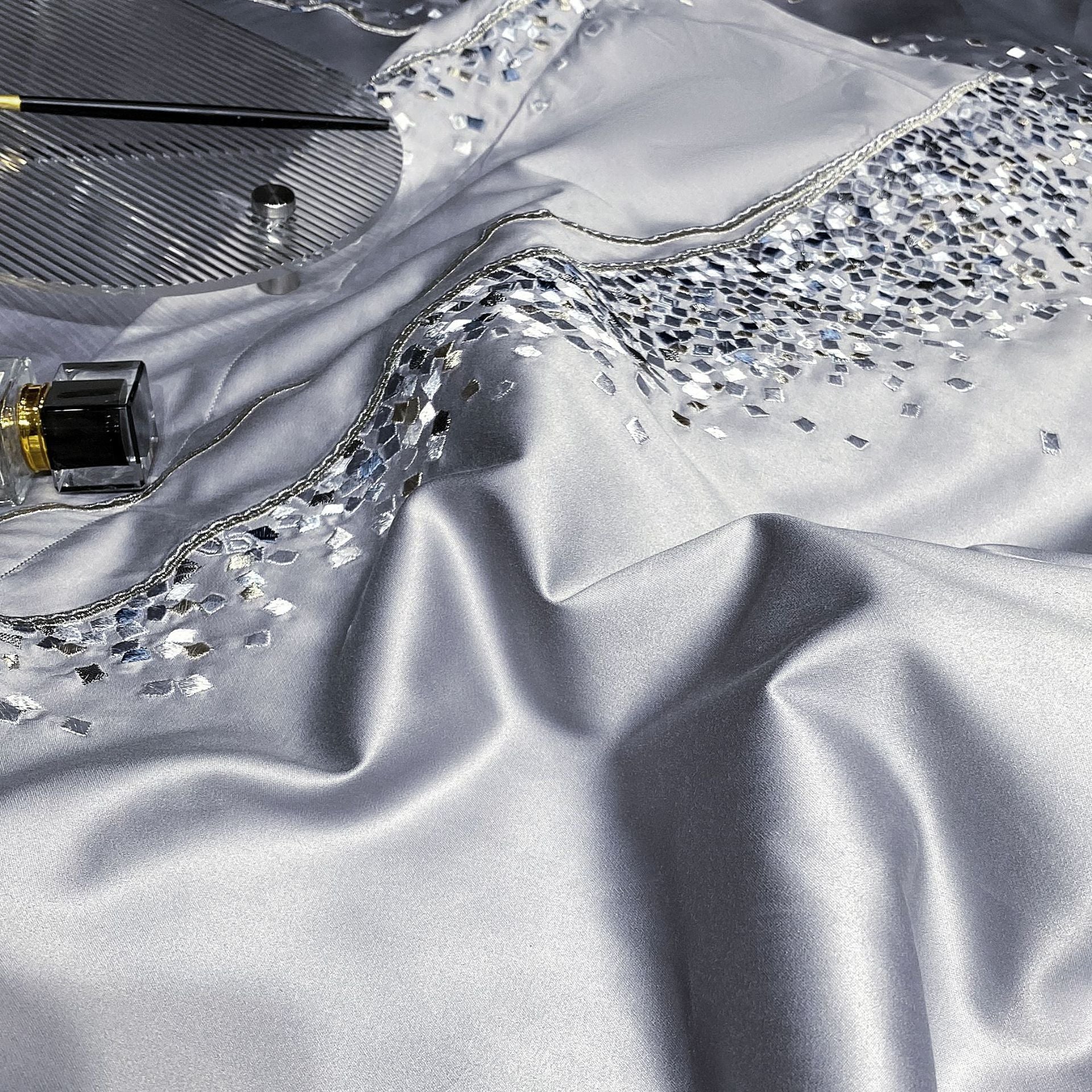 KTX-501843 Long-Staple Cotton Four-Piece Bedding Set with Embroidered Quilt Cover and Solid Color Design