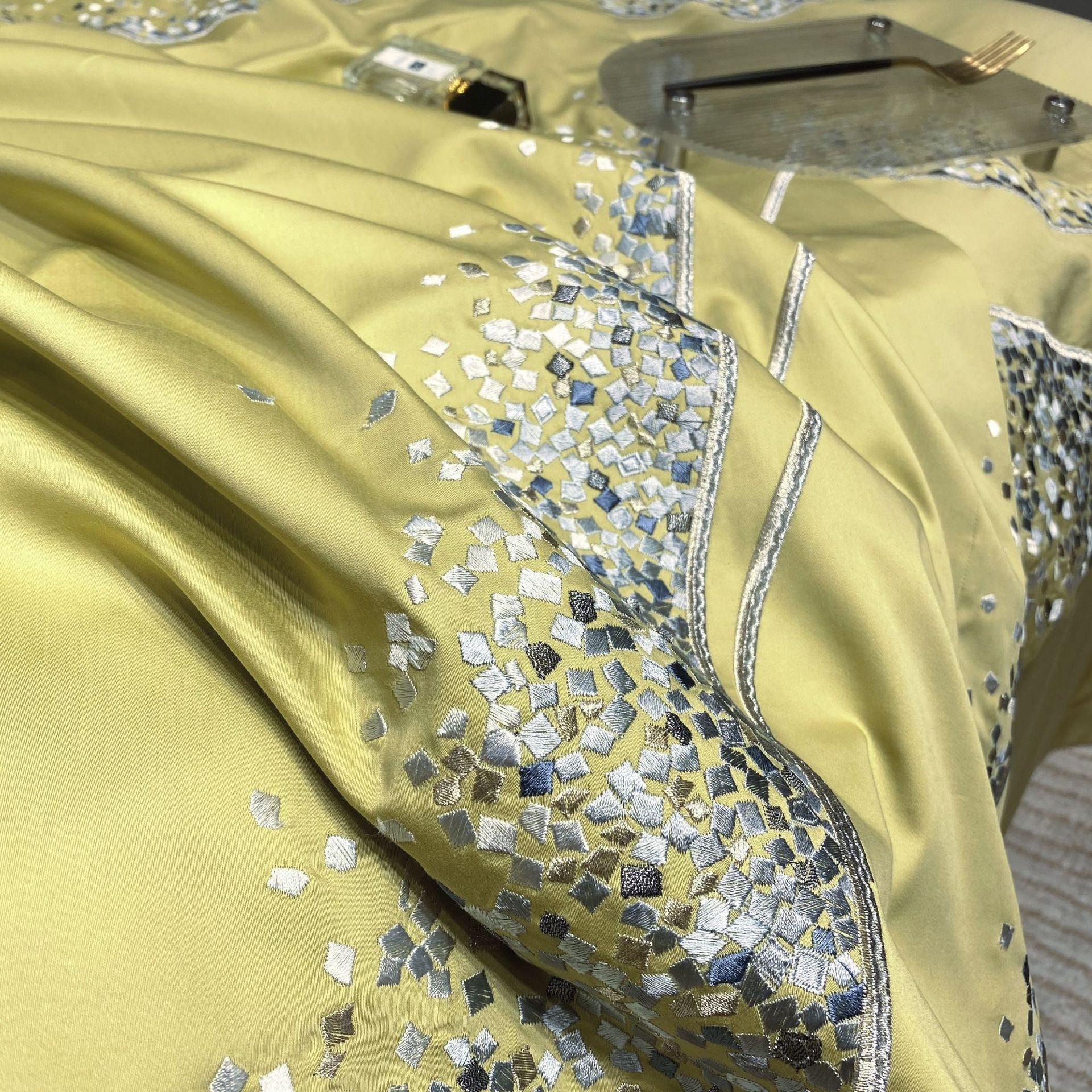 KTX-501843 Long-Staple Cotton Four-Piece Bedding Set with Embroidered Quilt Cover and Solid Color Design