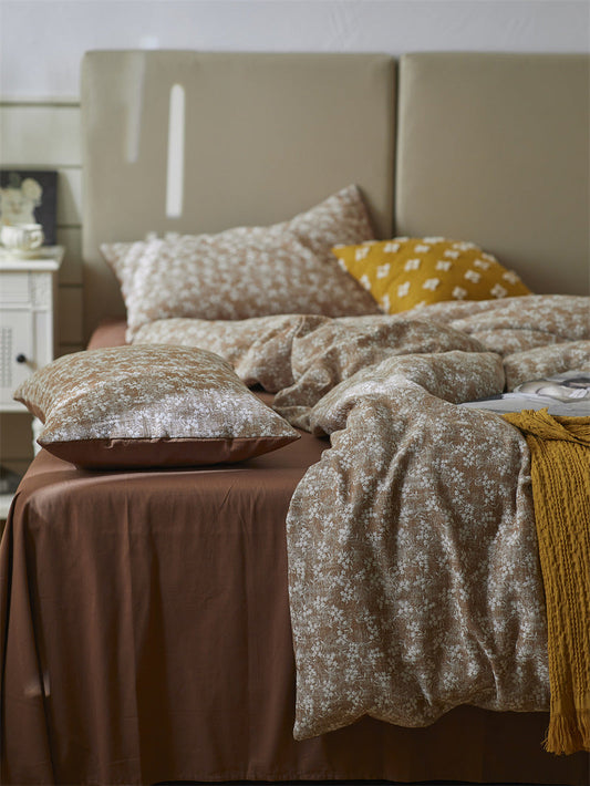 KTX-518483 Retro Maroon Floral Three-Layer Cotton Bed Set – Four Pieces for 1.5m, 1.8m, or 2.0m Beds