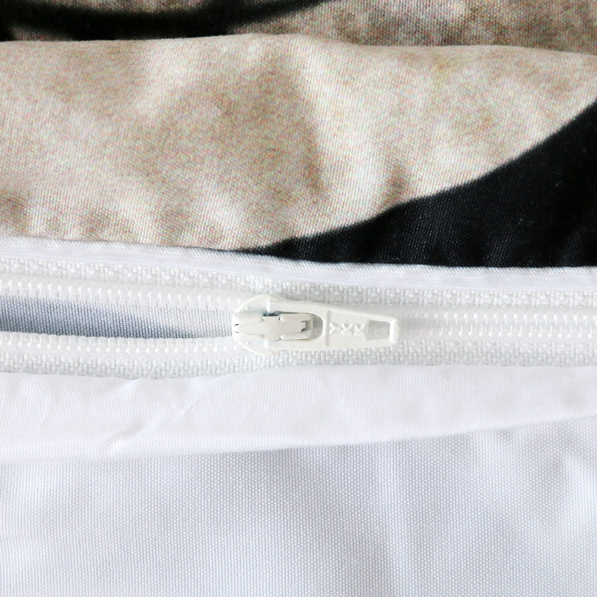 KTX-550099 Black Polyester Three-Piece Bedding Set with Quilt Cover