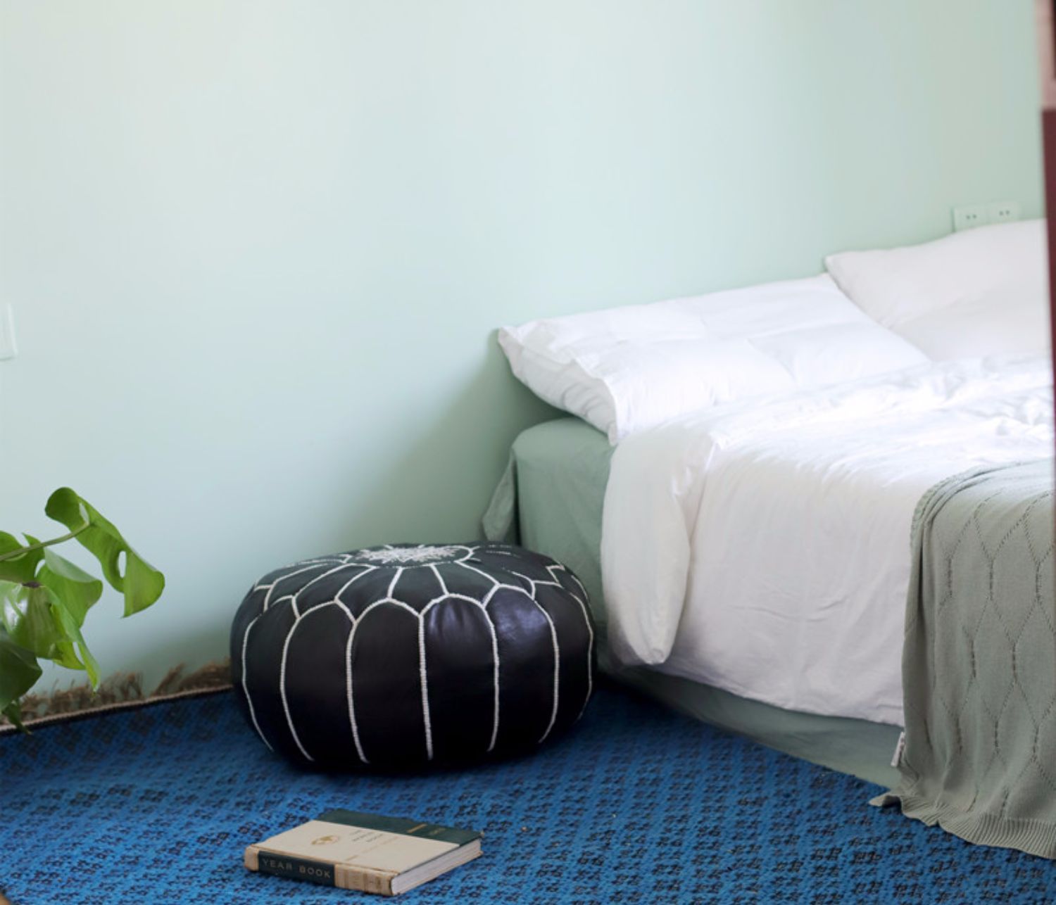 KTX-563539 Moroccan Hand-Embroidered Sheepskin Futon - 55" Diameter, American Country Style