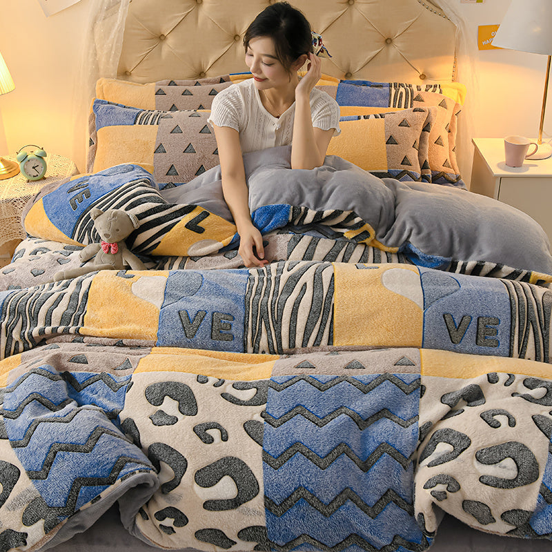 KTX-647571 Coral Velvet Double-Sided Bedding Set with Cartoon Patterns, 4-Piece Collection for Various Bed Sizes