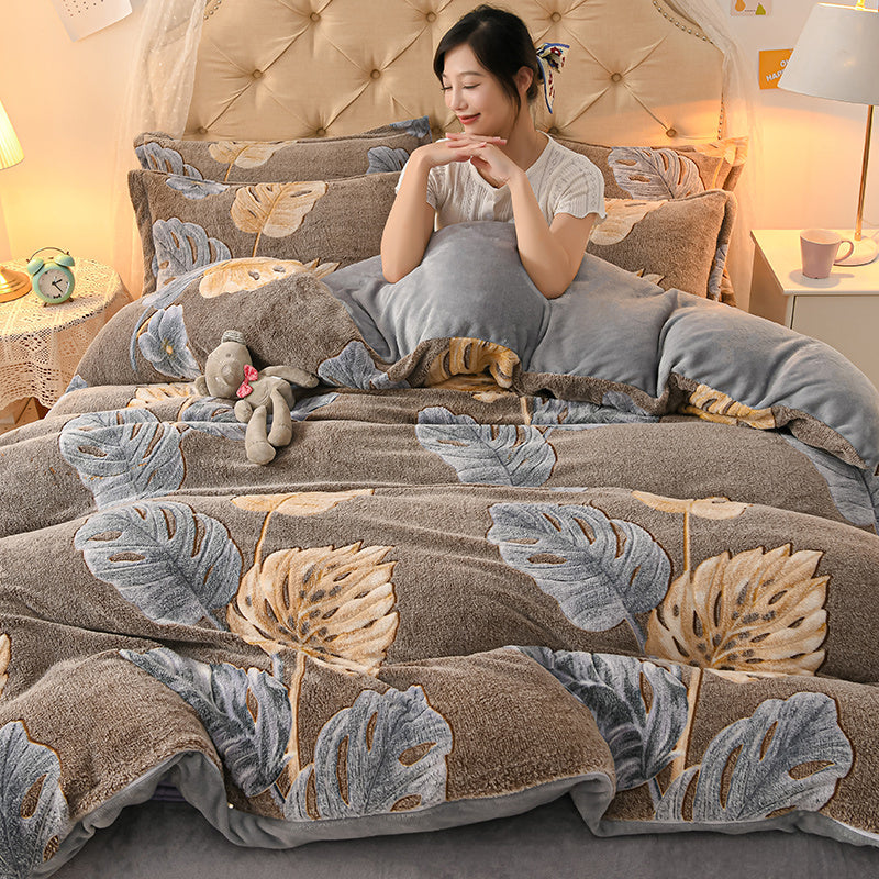 KTX-647571 Coral Velvet Double-Sided Bedding Set with Cartoon Patterns, 4-Piece Collection for Various Bed Sizes