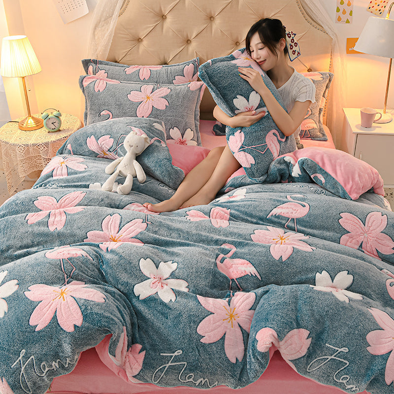 KTX-647571 Coral Velvet Double-Sided Bedding Set with Cartoon Patterns, 4-Piece Collection for Various Bed Sizes