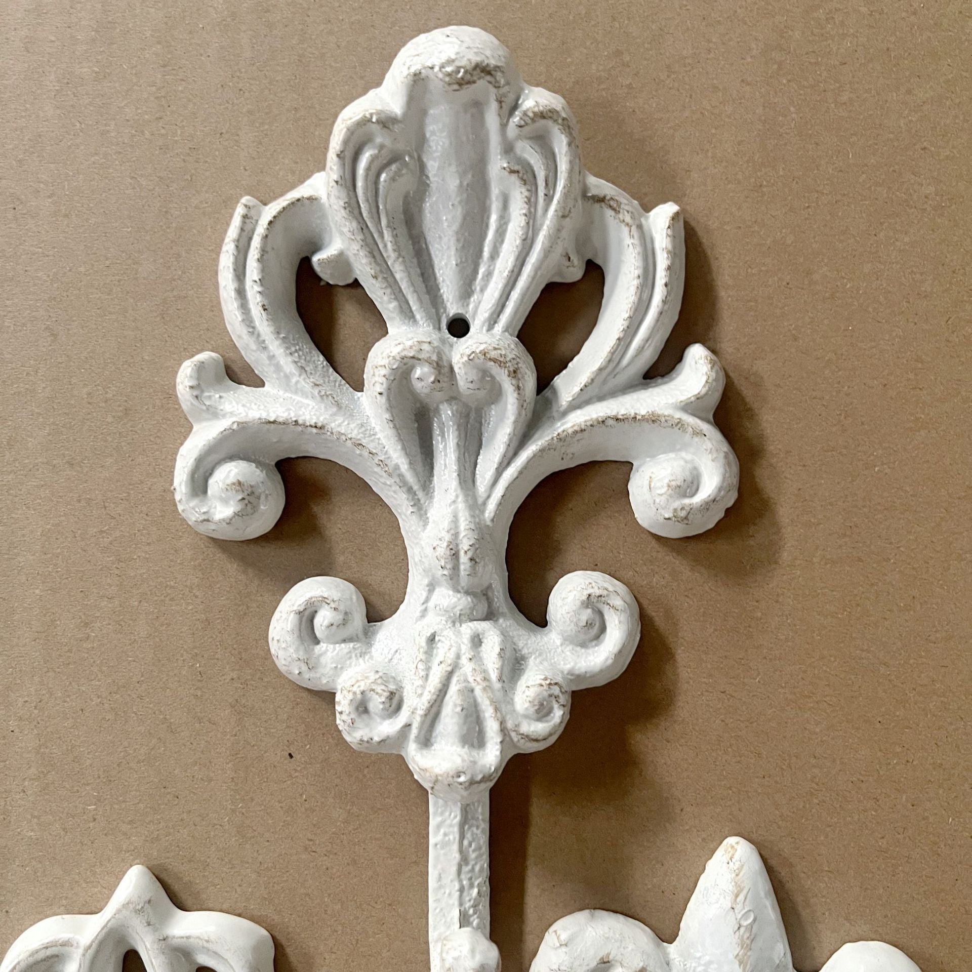 KTX-682003 European Style Wall-Mounted Retro Iron Hooks for Outdoor Decoration