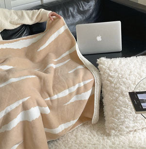 KTX-686931 Cozy Vintage Milk Fleece Lamb Coral Blanket for All-Season Comfort