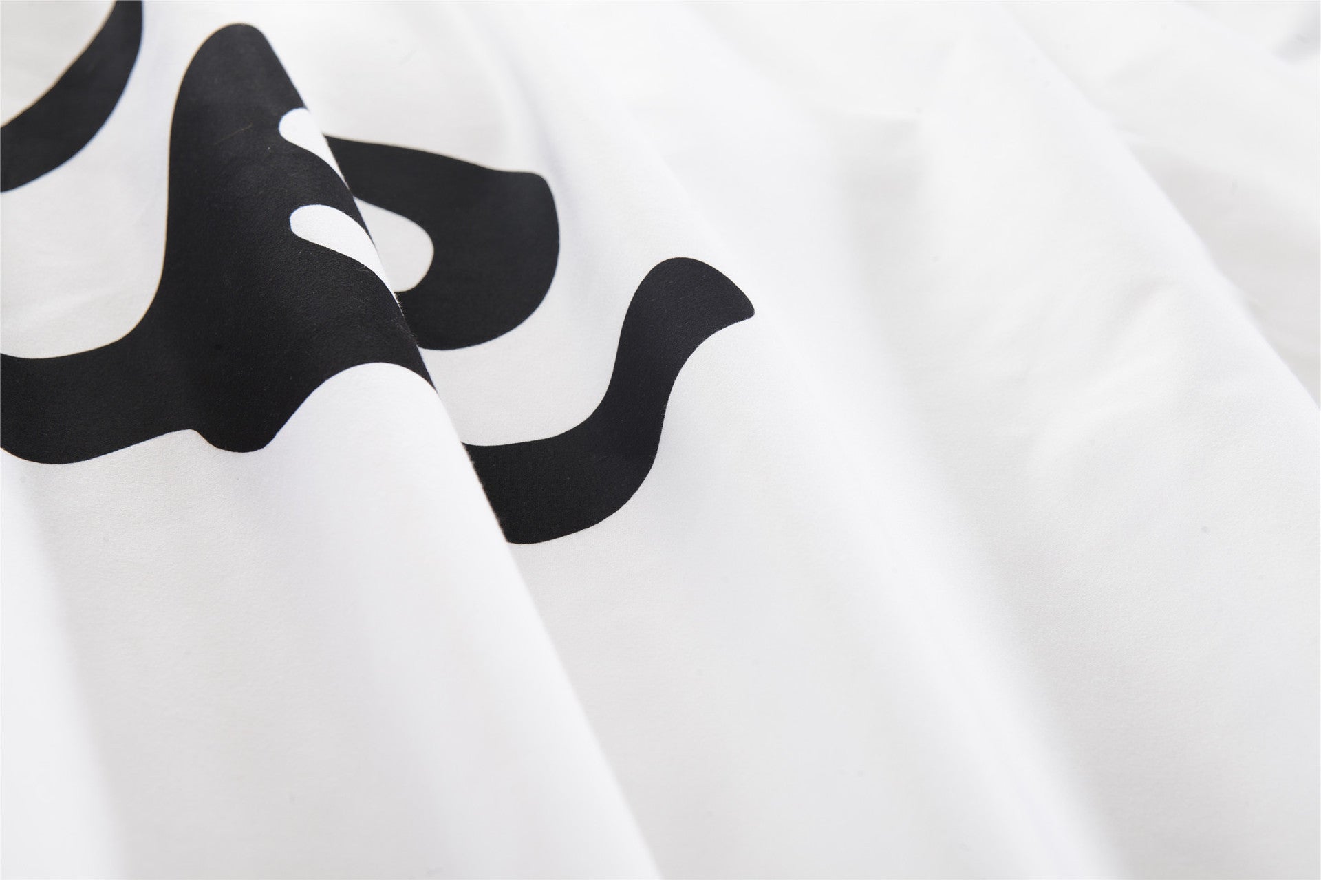 KTX-792979 Elegant Black and White Cat-Themed 3D Bedding Set - 4-Piece Polyester Cotton Comforter Ensemble