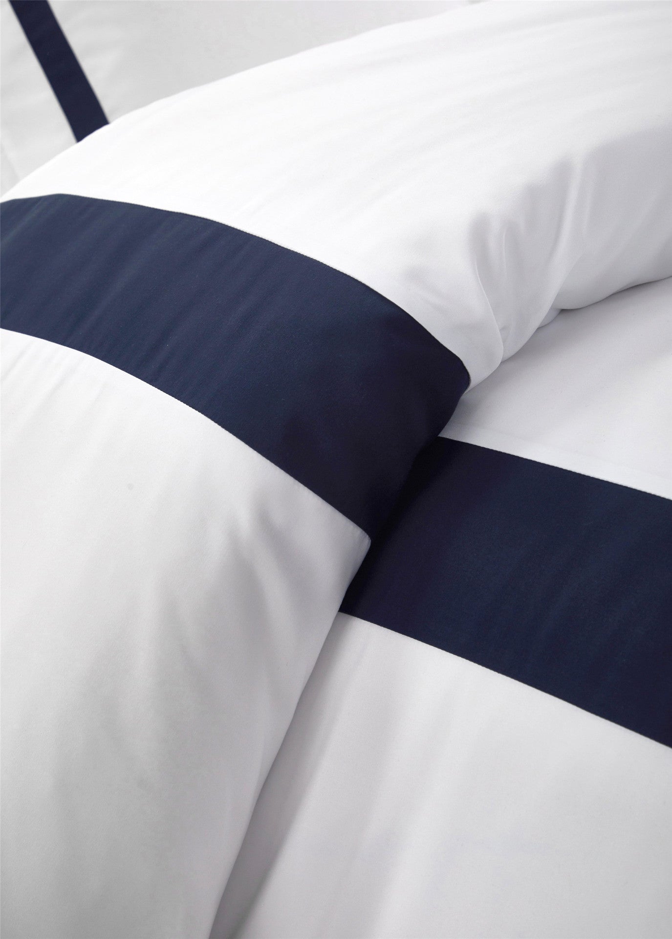 KTX-853075 Elegant Hotel Style Three-Piece Home Textile Set with Plain Weave Polyester Fabric