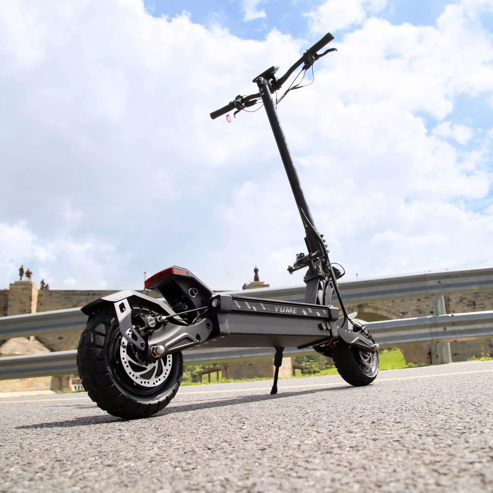 KTX-869075 YUME HAWK Pro 11-Inch Dual Motor Electric Scooter, 96km Range, 250W Brushless Motor, Foldable, Waterproof