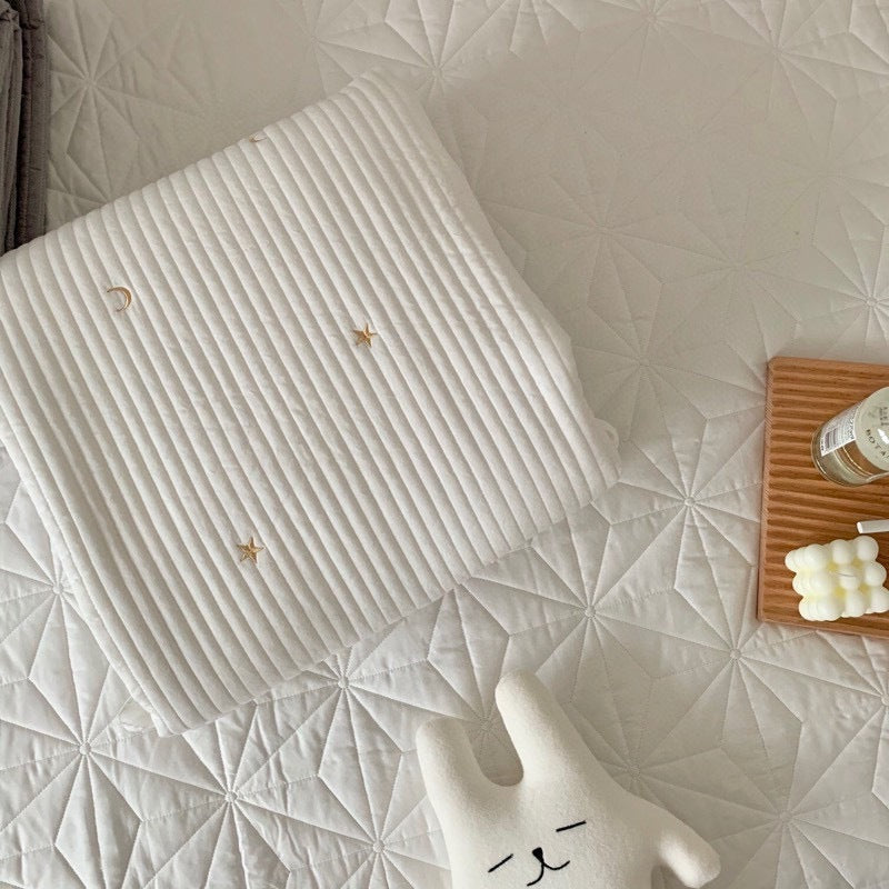 KTX-922899 Three-Piece Cotton Bedding Set with Soft Mat and Sofa Blanket - Plain Design, Available in 200x230 or 220x240 Sizes