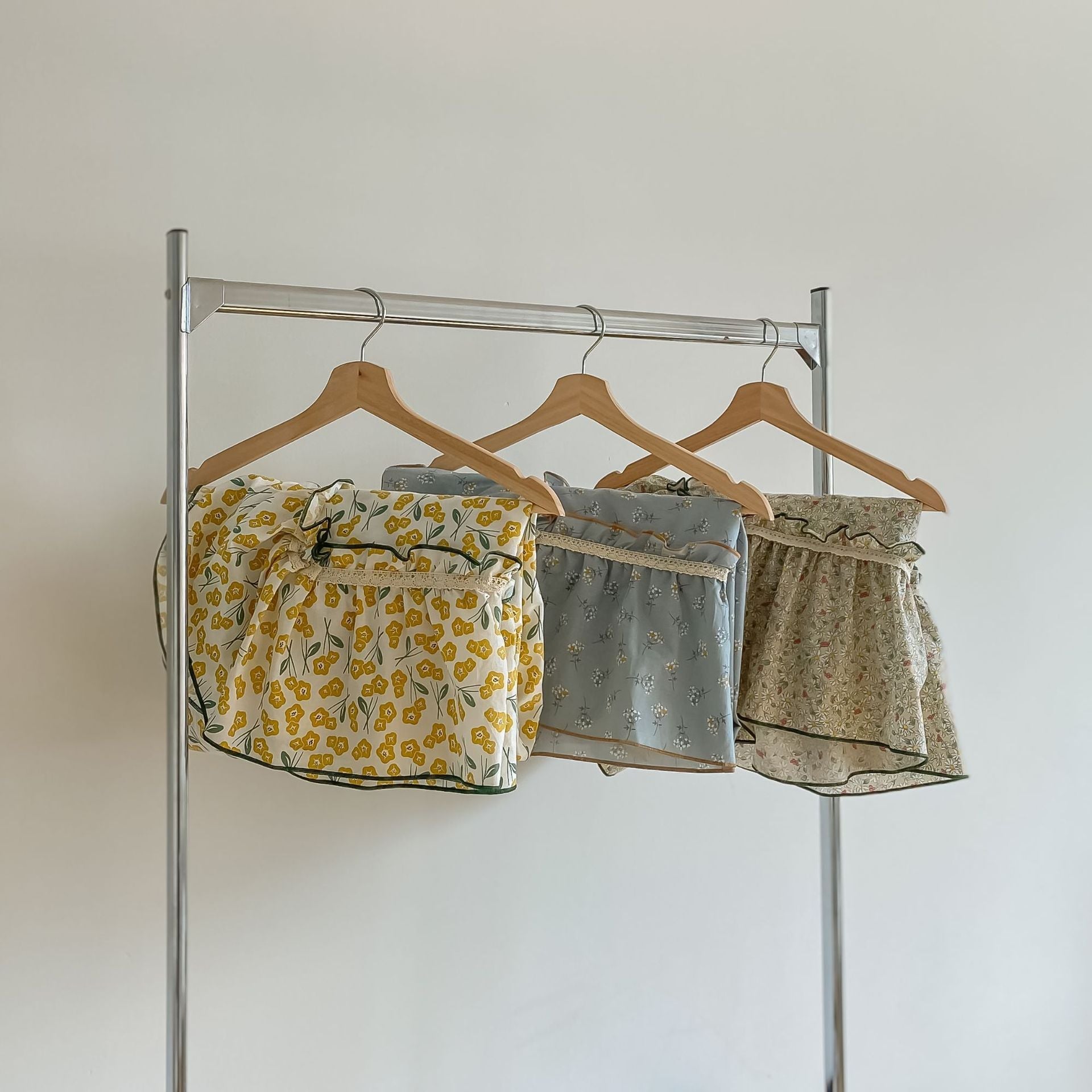 KTX-944467 Floral Lace Cotton Four-Piece Bedding Set with Bed Skirt, Pillowcases, and Quilt Cover