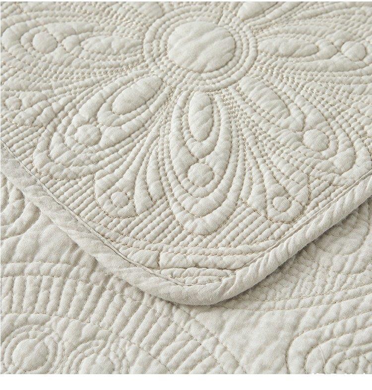 KTX-947603 European Style Double-Sided Embroidered Three-Piece Bedding Set with Pillowcases