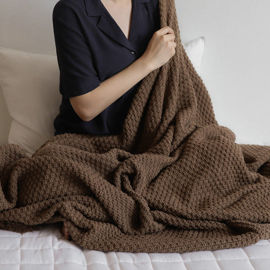 KTX-973779 Nordic Style Solid Color Knitted Blanket for All Seasons – 180x130cm, Soft Acrylic Shawl in Beige, Dark Gray, and Coffee