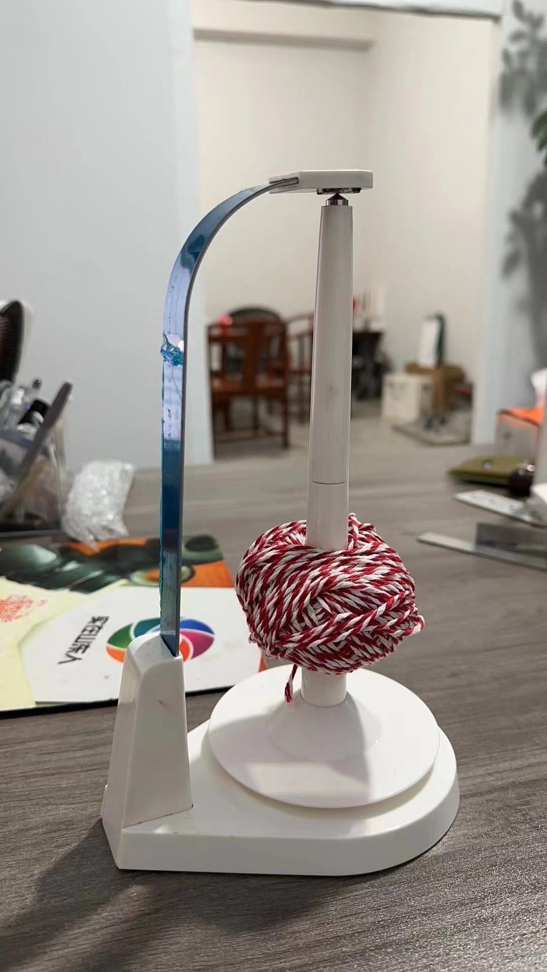 KTX-993875 Rotating Yarn Spindle Bracket with Magnet and Hand-woven Design - Easy Installation